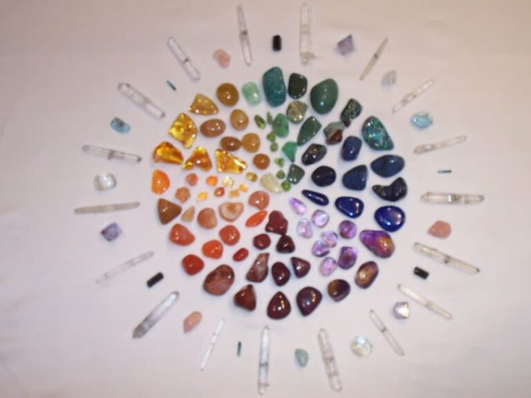 Ein farbenfrohes Mandala aus verschiedenen Edelsteinen symbolisiert die ausgleichende und energetische Kraft der Mineralien.