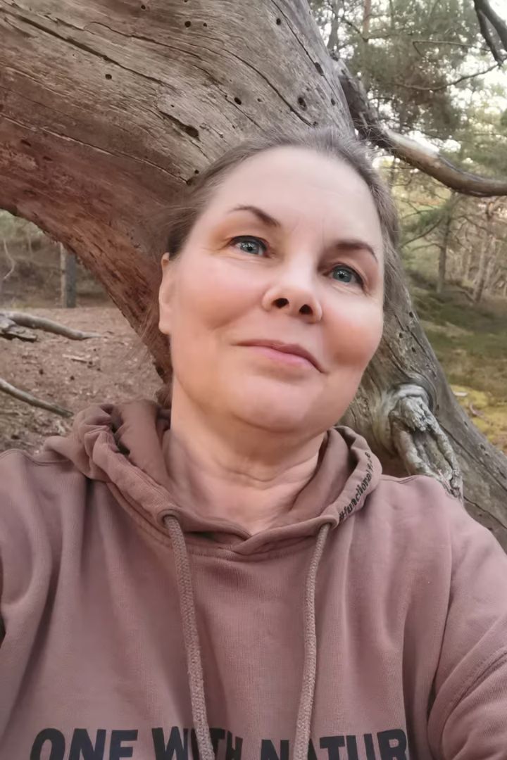 Eine ruhige Waldlichtung bei Hamburg symbolisiert die entspannende und natürliche Atmosphäre beim Warzen besprechen